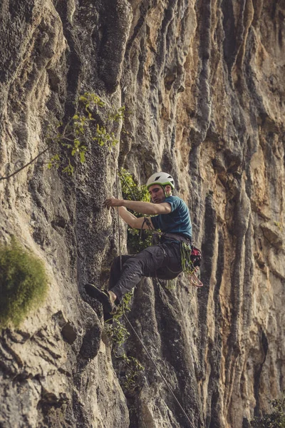 Альпинист Карабкающийся Естественную Скалу — стоковое фото