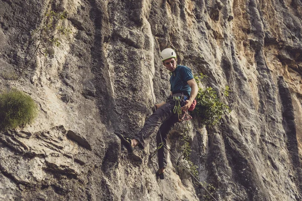 Escalador Masculino Escalando Una Roca Natural Aire Libre — Foto de Stock