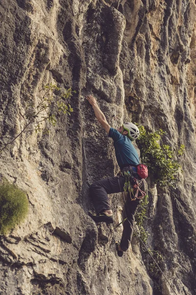 Αρσενικό Ορειβάτης Αναρρίχηση Ένα Φυσικό Βράχο Εξωτερική — Φωτογραφία Αρχείου