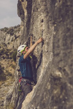 Erkek doğal açık kaya tırmanma tırmanıcı.