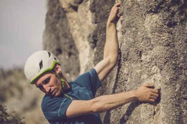 Erkek doğal açık kaya tırmanma tırmanıcı.