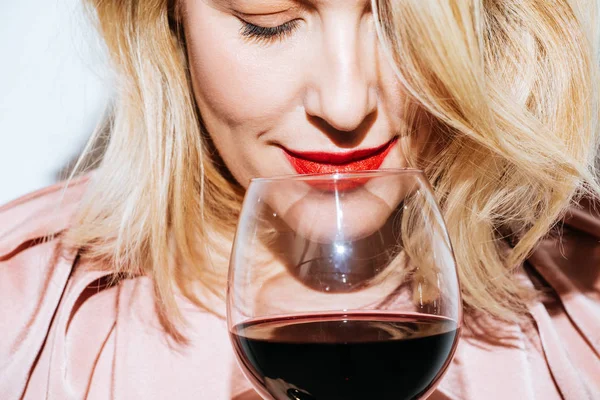 Porträtt Vacker Blond Kaukasisk Kvinna Lukta Ett Glas Rött Vin — Stockfoto