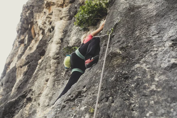 Женщина Альпинистка Карабкающаяся Скале — стоковое фото