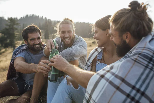 Doğada bira içip mutlu görünüyordu gençlerin Grup.