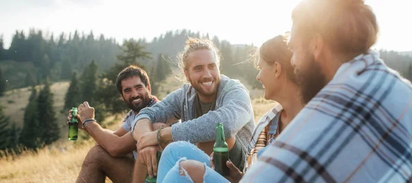 Grupo Jóvenes Bebiendo Cerveza Naturaleza Luciendo Felices — Foto de Stock