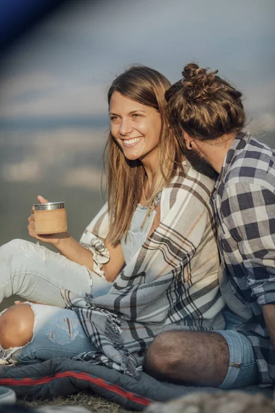 Όμορφη Χαμογελαστή Καυκάσιος Γυναίκα Απολαμβάνοντας Κάμπινγκ Στη Φύση Φίλο Της — Φωτογραφία Αρχείου