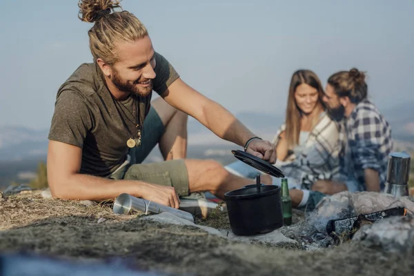 Grupp Ungdomar Campare Sitter Naturen Och Tittar Glad — Stockfoto