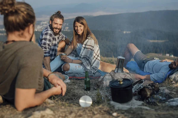 Doğada oturan ve mutlu görünüyordu gençler kamp Grup.