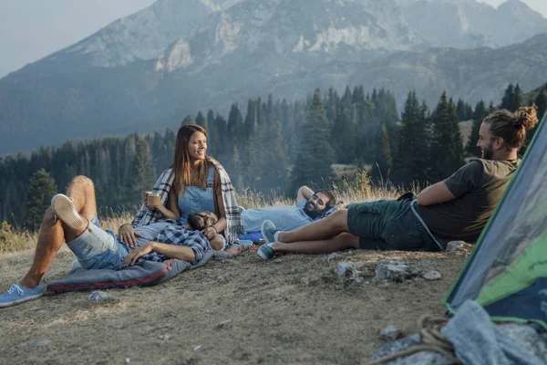 Doğada Oturan Mutlu Görünüyordu Gençler Kamp Grup — Stok fotoğraf