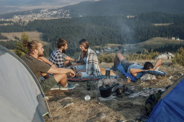 Doğada oturan ve mutlu görünüyordu gençler kamp Grup.