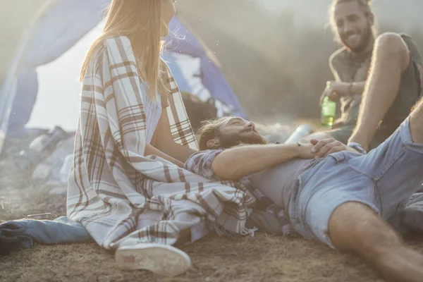 Grupo Jóvenes Campistas Sentados Naturaleza Mirando Feliz — Foto de Stock