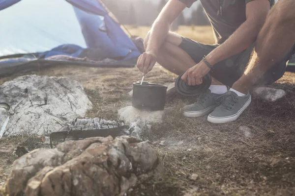 Junge Kaukasische Mann Camper Kochen Essen Brand — Stockfoto
