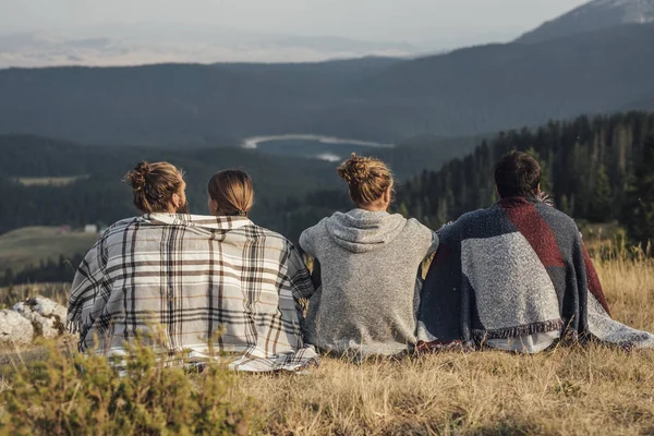 Visão Traseira Grupo Jovens Sentados Natureza Apreciando Vista — Fotografia de Stock