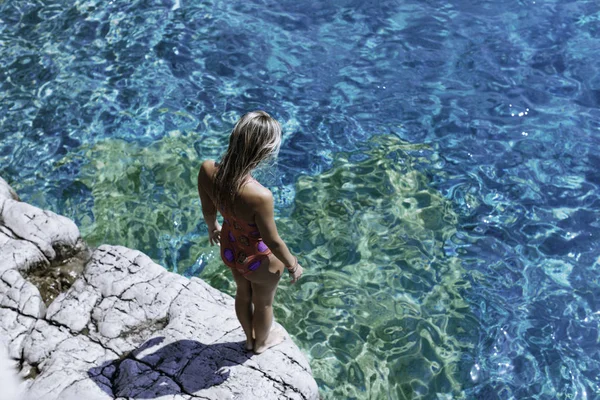 Вид Сзади Красивую Женщину Купальниках Стоящую Скале Смотрящую Бирюзовое Море — стоковое фото
