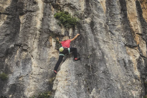 Kadın Rock Tırmanma Outoors — Stok fotoğraf