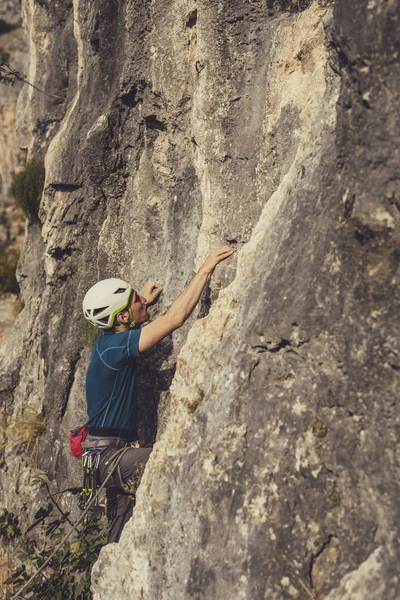 Muž Horolezec Stoupání Přírodní Venkovní Rock — Stock fotografie