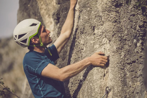 Erkek doğal açık kaya tırmanma tırmanıcı.