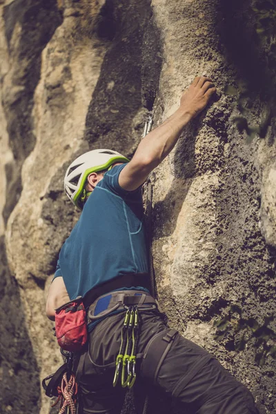 Альпинист Карабкающийся Естественную Скалу — стоковое фото