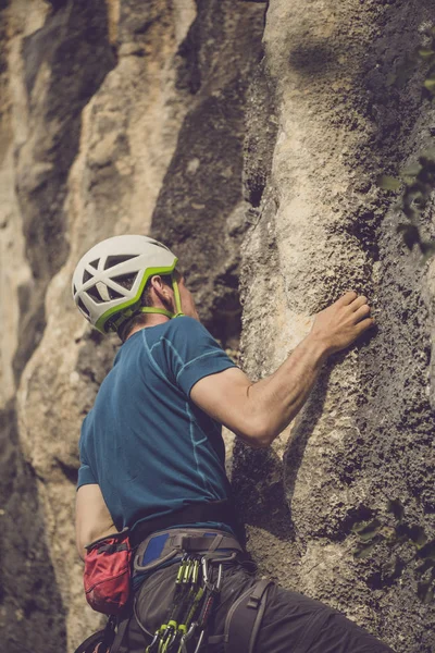 Erkek doğal açık kaya tırmanma tırmanıcı.