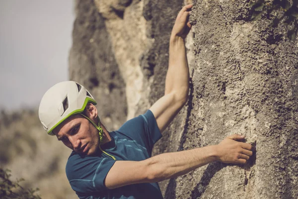 Erkek doğal açık kaya tırmanma tırmanıcı.