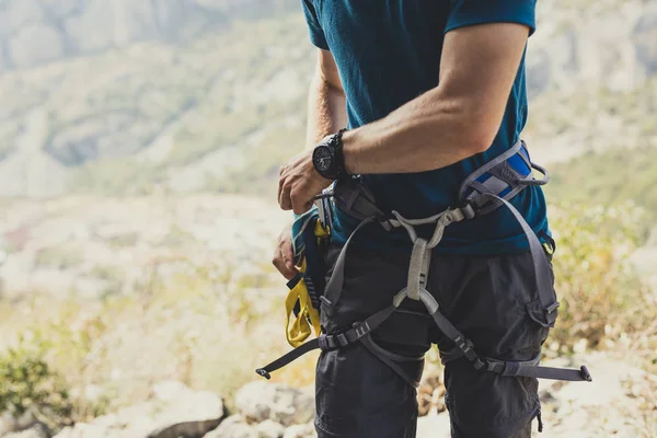 Escalador Macho Irrecuperável Livre Preparando Seu Equacionamento Escalada — Fotografia de Stock