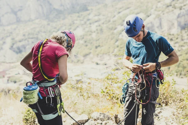 Male Female Cimbers Preparing Equipment Climbe Rock — Stock Photo, Image