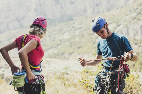 Manliga Och Kvinnliga Cimbers Förbereder Utrustning Till Climbe Sten — Stockfoto