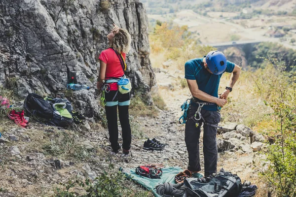남성과 여성의 Cimbers Climbe 장비는 — 스톡 사진