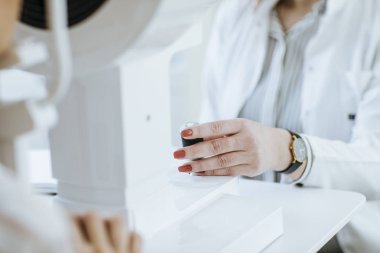 El unrecognisable kadın doktorun tıbbi teknoloji kullanarak.