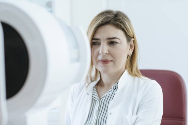 Oldukça kafkas kadın doktorunun görme kontrol.