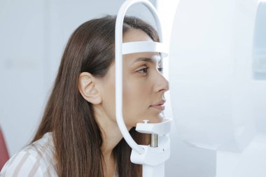 Optalomology onay sahip oldukça beyaz kadın.