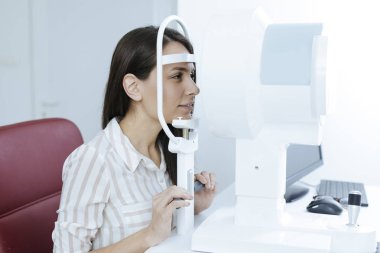 Optalomology onay sahip oldukça beyaz kadın.