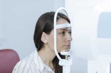 Optalomology onay sahip oldukça beyaz kadın.