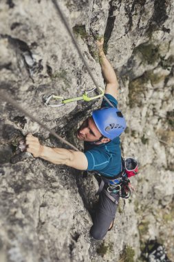 Bir kaya tırmanışı bir adam alpinist fotoğraf yukarıda.