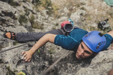 Bir rock açık havada bir adam profesyonel tırmanma fotoğraf yukarıda.