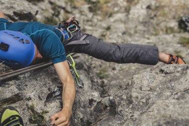 Bir rock açık havada bir adam profesyonel tırmanma fotoğraf yukarıda.