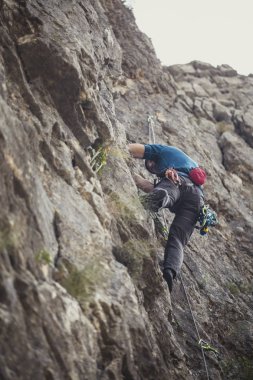 Bir adam bir kaya tırmanma tırmanıcı fotoğraf aşağıdan.
