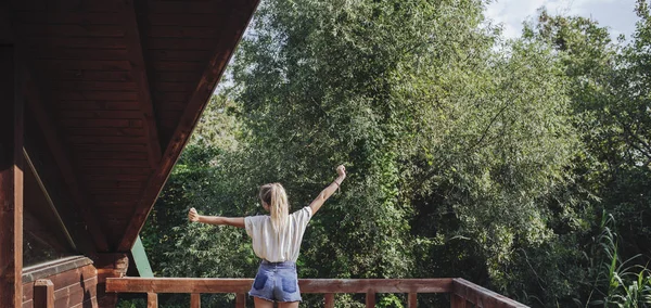 Zadní Pohled Mladou Ženu Rekreant Stojící Terase Roztáhla Ruce — Stock fotografie