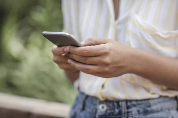 Händerna Oigenkännliga Kvinna Att Skriva Sin Smartphone — Stockfoto