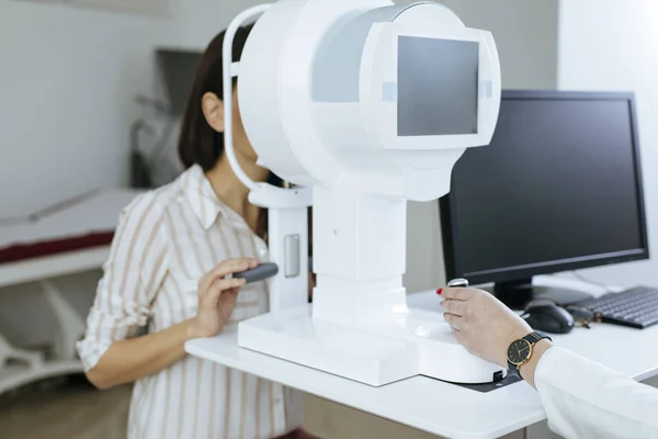 Uma Médica Fazer Optalmologia Verifica Paciente — Fotografia de Stock