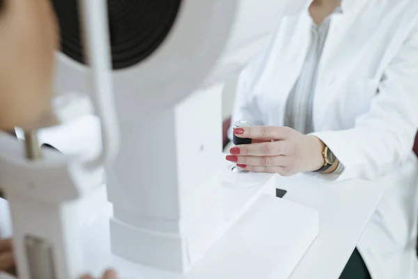 Mãos Médico Mulher Irreconhecível Usando Tecnologia Médica Para Exame Ofatlmológico — Fotografia de Stock