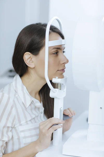 Optalomology チェックを持っていることはかなり白人女性 — ストック写真