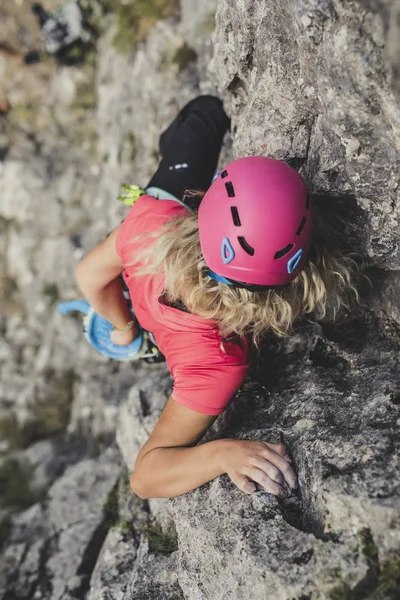 Alpinista Femenina Escalando Una Roca Natural Aire Libre — Foto de Stock