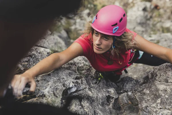 Kadın Alpinist Doğal Açık Kaya Tırmanışı — Stok fotoğraf