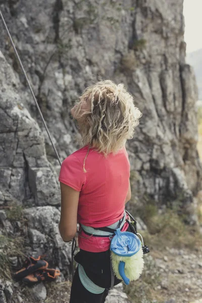 Blonde Kaukasische Vrouw Climbler Voorbereiden Klimmen Natuurlijke Outdoor Rock — Stockfoto