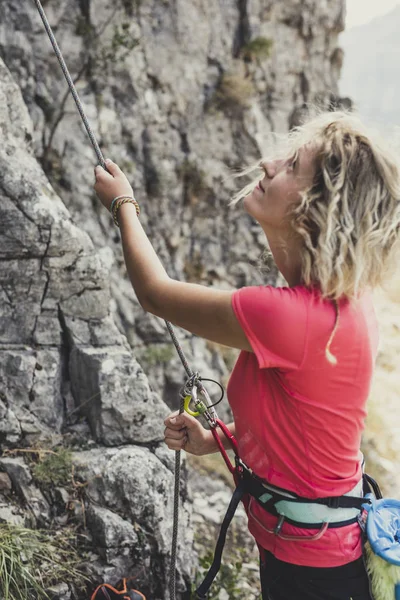 Blonde Kaukasische Vrouw Climbler Voorbereiden Klimmen Natuurlijke Outdoor Rock — Stockfoto