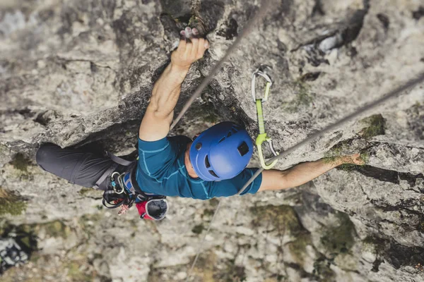 Foto Van Een Man Alpinist Een Rots Klimmen — Stockfoto