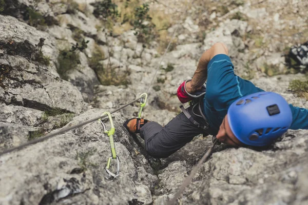 Arriba Foto Hombre Alpinista Escalando Una Roca — Foto de Stock