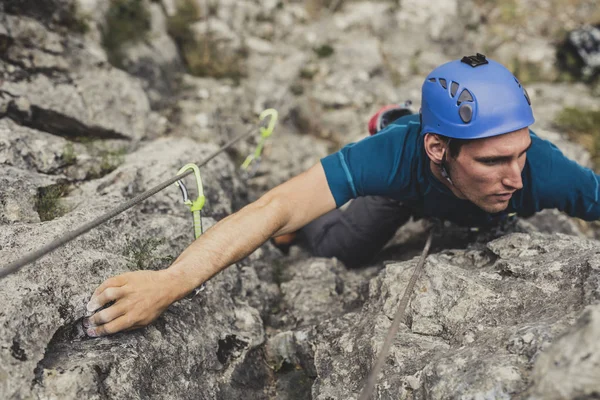 Bir Kaya Tırmanışı Bir Adam Alpinist Fotoğraf Yukarıda — Stok fotoğraf