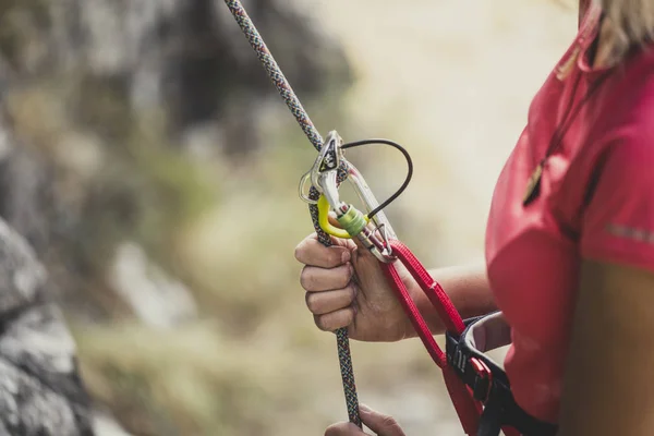 Primer Plano Alpinista Femenina Irreconocible Escalando Una Roca — Foto de Stock